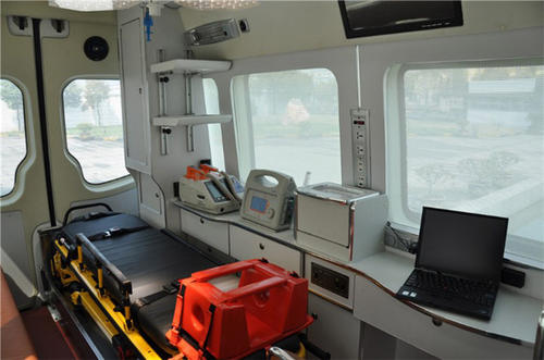 永和县救护车内部